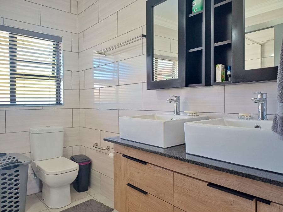 5 Bedroom Property for Sale in Fraaiuitsig Western Cape